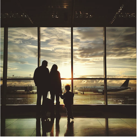 Mój mąż zostawił nas z dzieckiem w klasie ekonomicznej, a sam poszedł do klasy biznesowej — i po kilku dniach bardzo tego żałował.