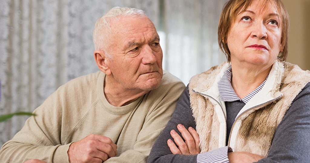 Mężczyzna, który po 47 latach małżeństwa opuścił żonę, po kilku miesiącach błaga ją na kolanach o wybaczenie.