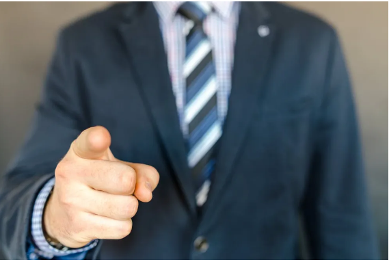 Złapałem żonę mojego brata, kiedy chowała mój prezent ślubny pod sukienką, a to, co ukryła, sprawiło, że zacząłem wątpić w swoje małżeństwo.