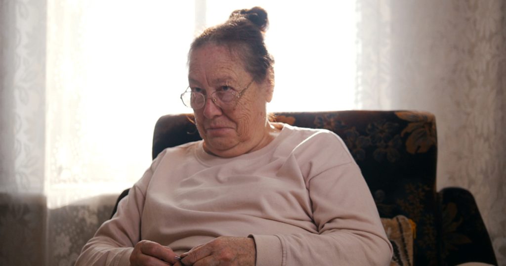 Nazywam się Daphne. Mam 78 lat. Mieszkam w małym ceglanym domku w Leeds w Anglii wraz z mężem Tomem. Od trzech lat jest on chory.