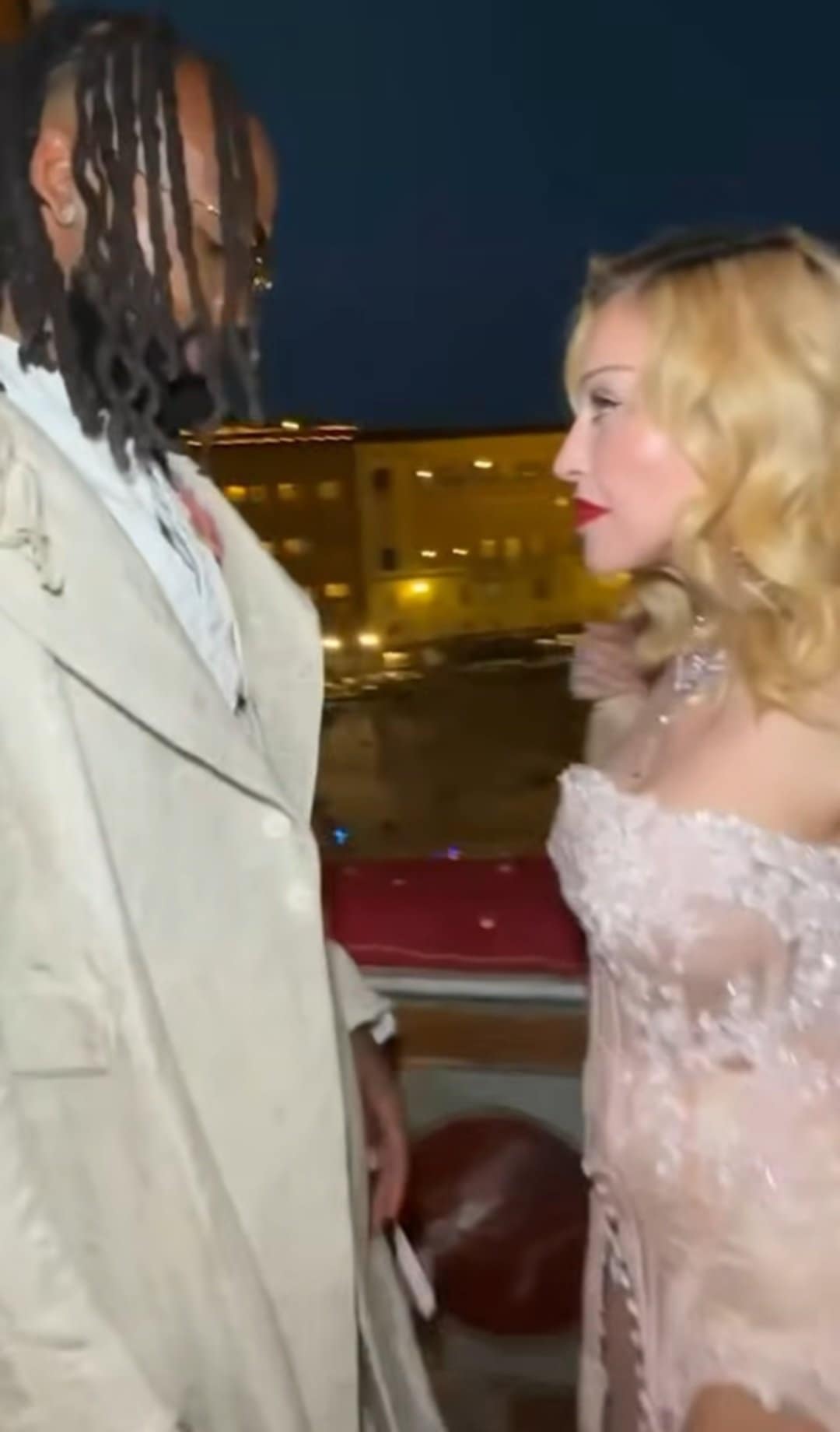 „Mąż, który zostanie opiekunem”. Widzowie potępiają wybór Madonny.