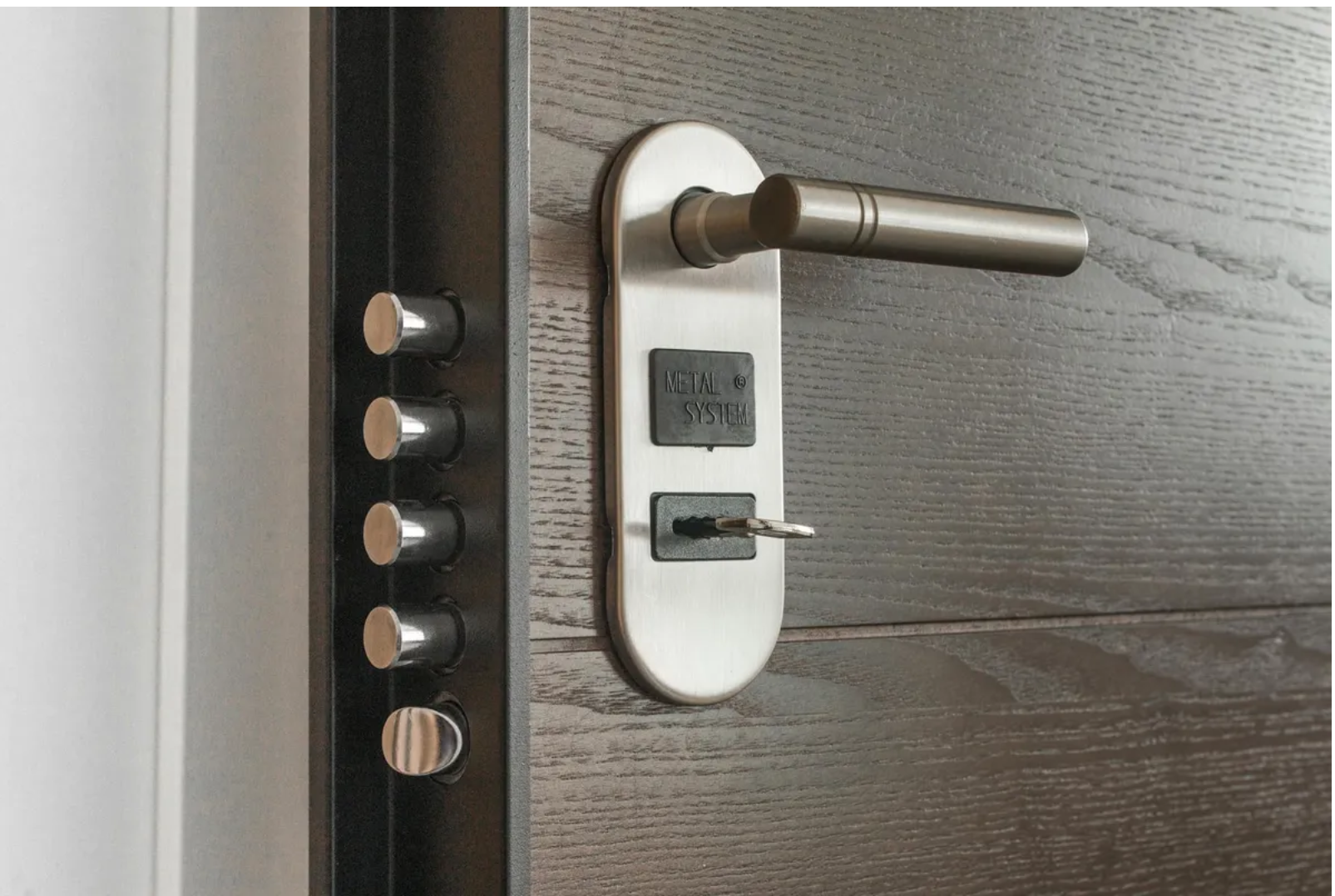 Prawie oddaliśmy naszego złotego retrievera, ponieważ szczekał na nianię, ale potem obejrzałem nagranie z kamery i byłem w szoku.