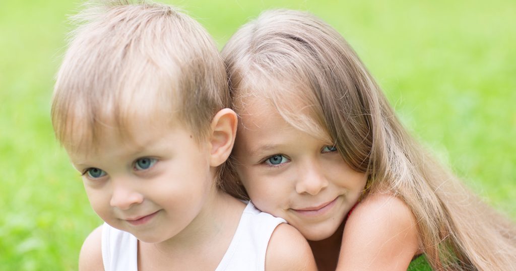 W dniu moich urodzin, kiedy telefony jej dzieci wylądowały w basenie, moja synowa nalegała, żebym je wymieniła, dopóki mój sąsiad nie interweniował i nie dał jej lekcji.