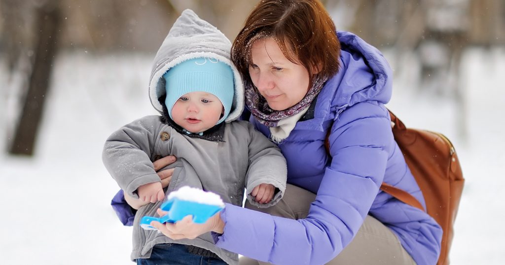 Mężczyzna zabrania biednej starszej matce zobaczyć nowo narodzonego wnuka po tym, jak szła do niego wiele godzin.