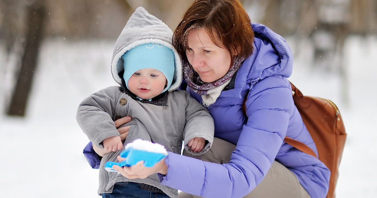 Mężczyzna zabrania biednej starszej matce zobaczyć nowo narodzonego wnuka po tym, jak szła do niego wiele godzin.