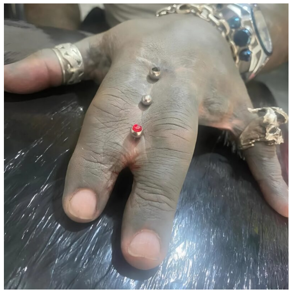 Tatuaże i rogi. Dlaczego ten mężczyzna tak się okaleczył?