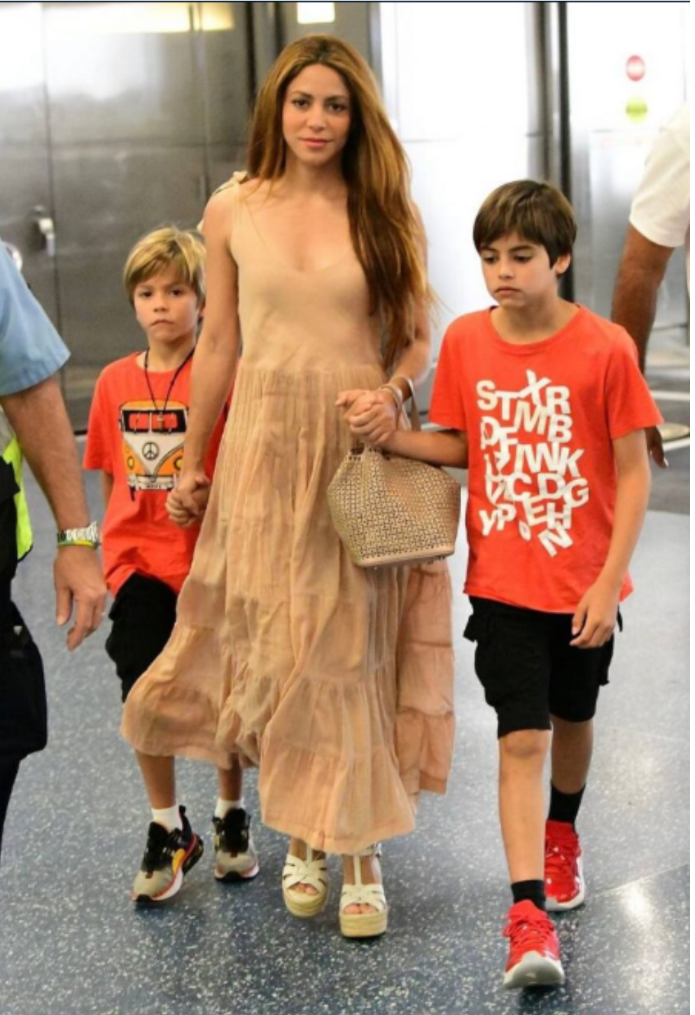 Shakira pojawiła się publicznie z dwójką dzieci, mimo że niedawno rozstała się ze swoim mężem, ale wygląda na bardzo szczęśliwą.