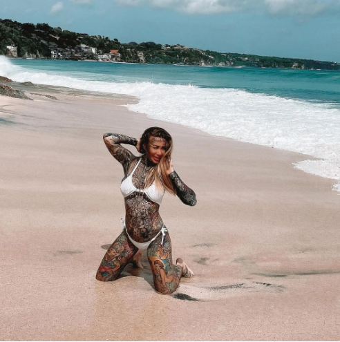 „Czy tatuaże naprawdę jej pasują?”: dziewczyna z największą liczbą tatuaży postanowiła je usunąć, ponieważ chce mieć czyste ciało!