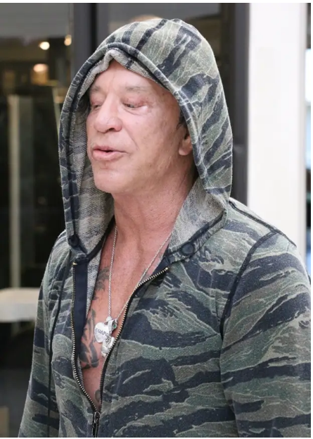 W latach 80. większość magazynów pisała o tym, że bardzo zazdroszczą mu atrakcyjnego wyglądu, ponieważ przyciąga on kobiety. Teraz sam zniszczył sobie twarz.