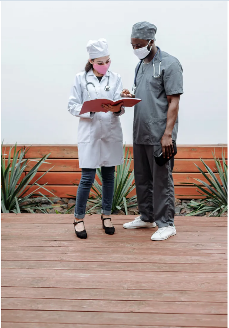 Wizyta u lekarza bywa czasem nieprzyjemna. Ludzie opowiadają o „niezręcznych” spotkaniach z lekarzami.