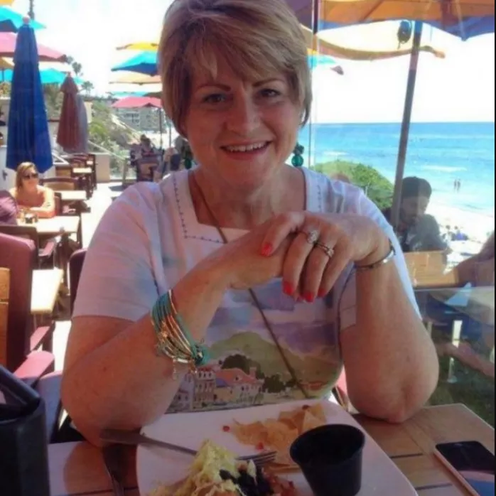 Ta pani zaproponowała zrobienie zdjęcia szczęśliwej rodzinie, która razem delektuje się lodami.