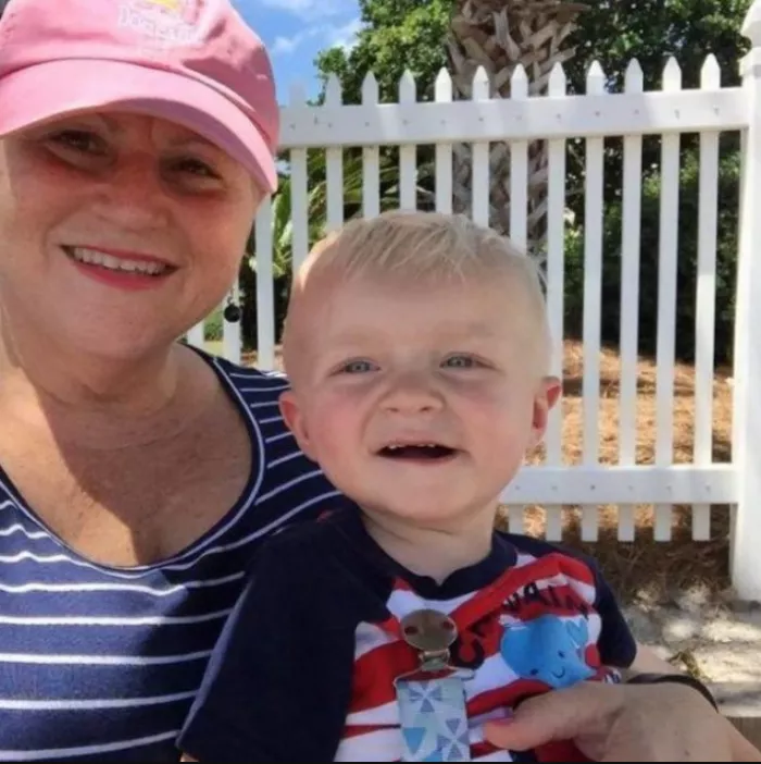 Ta pani zaproponowała zrobienie zdjęcia szczęśliwej rodzinie, która razem delektuje się lodami.