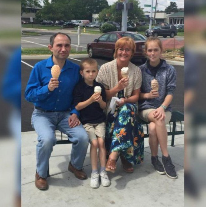 Ta pani zaproponowała zrobienie zdjęcia szczęśliwej rodzinie, która razem delektuje się lodami.