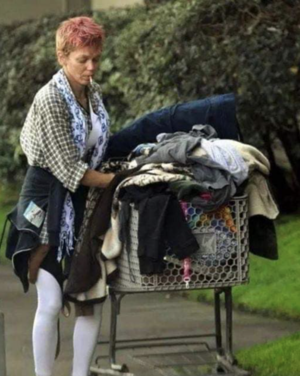 Teraz nie ma nawet domu i musi żywić się jedzeniem, które znajduje w śmietnikach — nie uda jej się już odzyskać dawnej sławy.