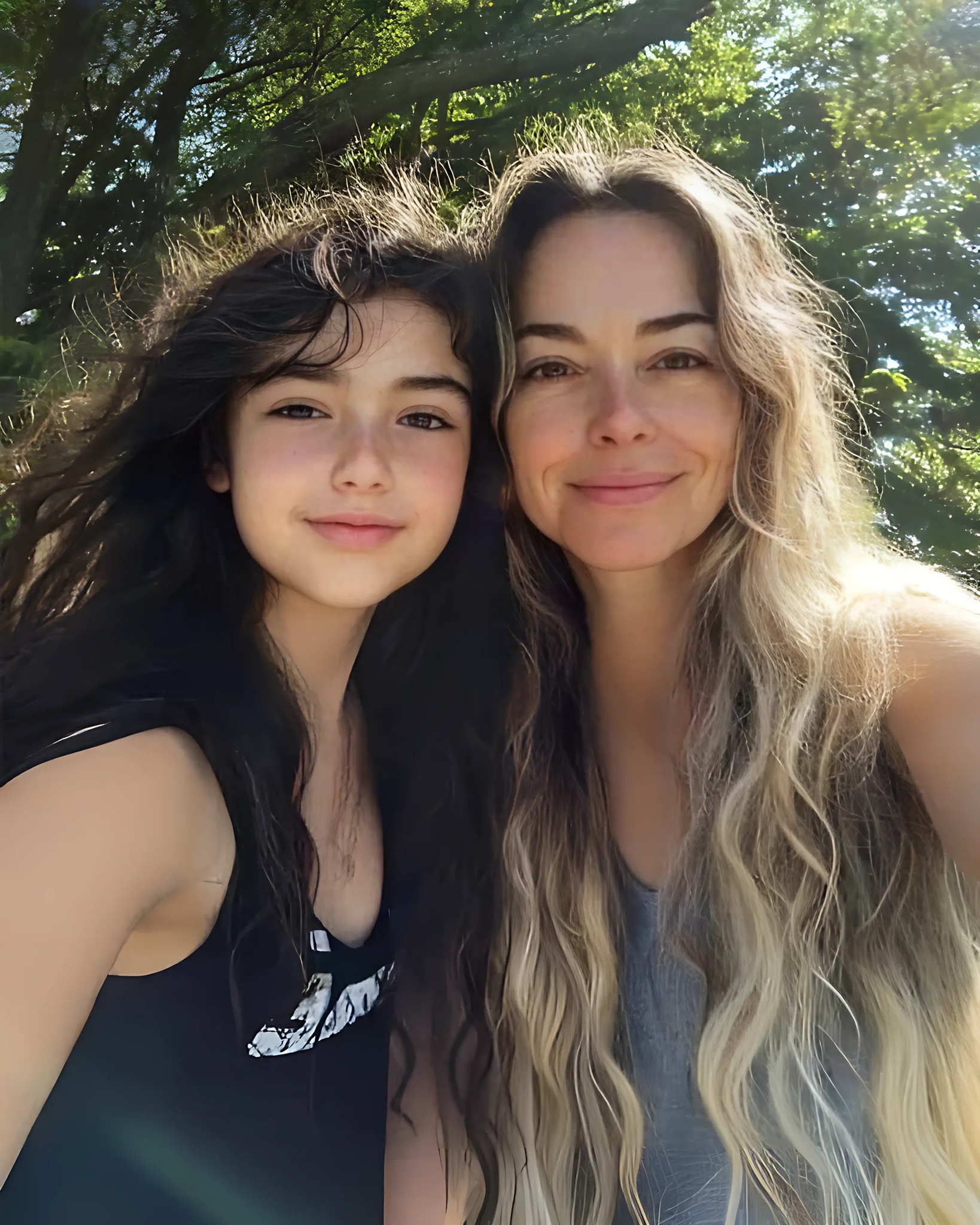 Mała dziewczynka była wyśmiewana za swoją własnoręcznie uszytą sukienkę – dopóki nie podjechała limuzyna i wszystko się nie zmieniło!