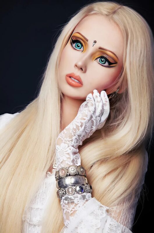 Wygląd lalki. Zdecydowała się na operację plastyczną, aby stać się wyjątkową.