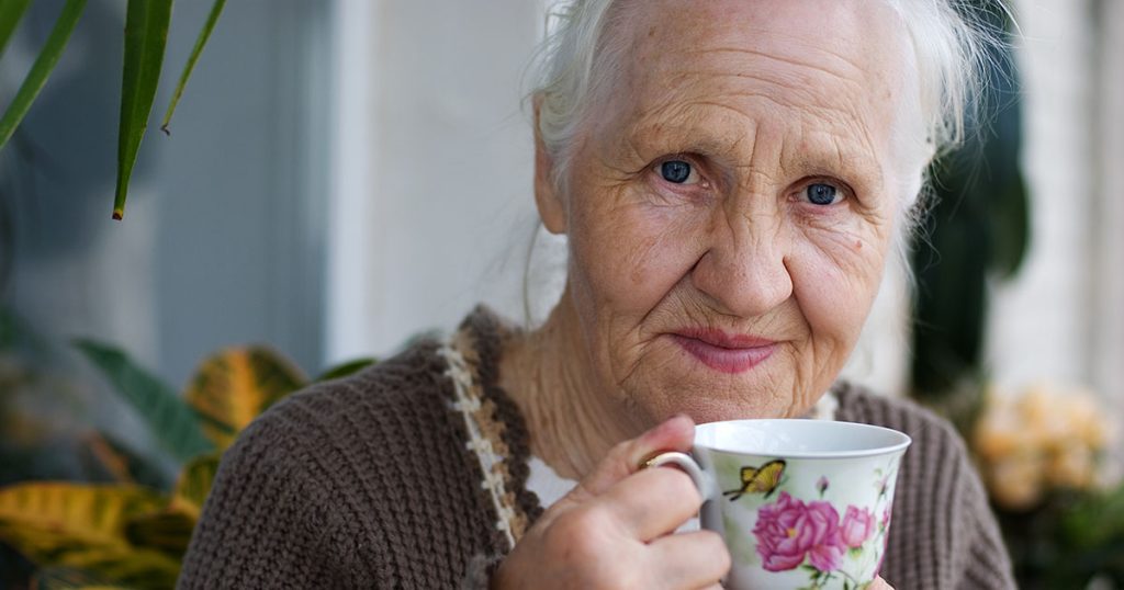 Nazywam się Daphne. Mam 78 lat. Mieszkam w małym ceglanym domku w Leeds w Anglii wraz z mężem Tomem. Od trzech lat jest on chory.