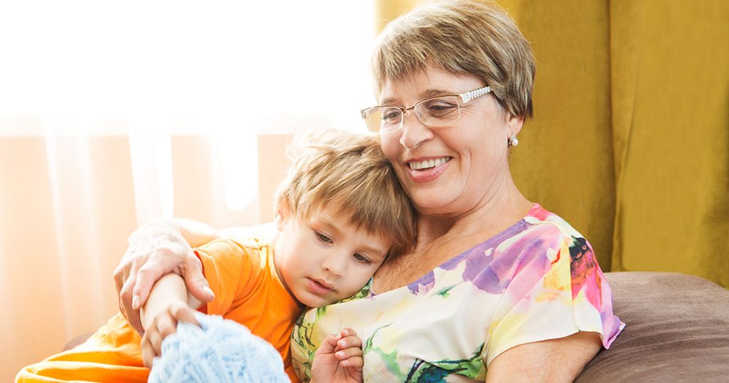 Mężczyzna zabrania biednej starszej matce zobaczyć nowo narodzonego wnuka po tym, jak szła do niego wiele godzin.