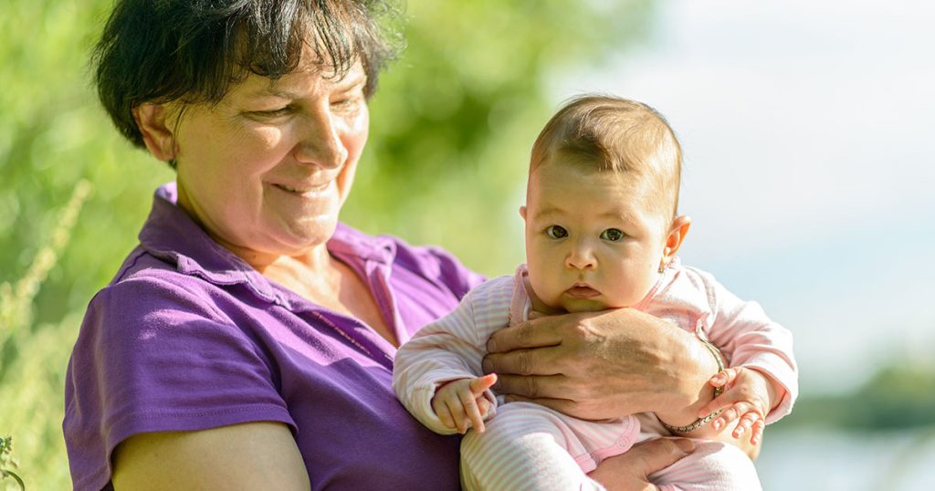 Mężczyzna zabrania biednej starszej matce zobaczyć nowo narodzonego wnuka po tym, jak szła do niego wiele godzin.