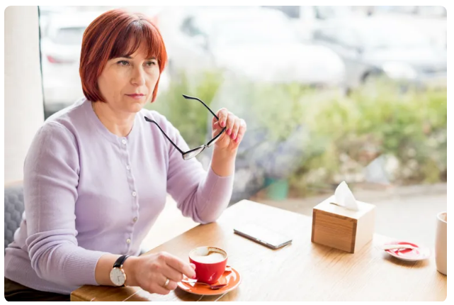 KOBIETA OBRAZIŁA MNIE W RESTAURACJI, NIE WIEDZĄC, ŻE JESTEM MATKĄ JEJ CHŁOPAKA.