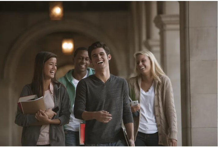 Krewni śmieją się z matki pana młodego, która pracuje jako sprzątaczka, dopóki nie pojawia się ona na scenie, aby pogratulować nowożeńcom.