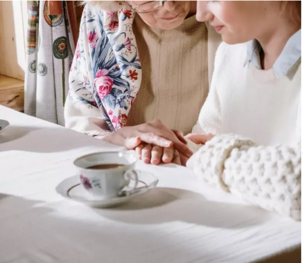 Moja babcia udawała głuchą, aby sprawdzić nas przed podziałem spadku — wyniki były zaskakujące.