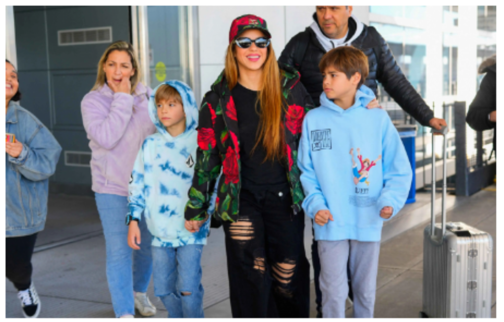 Shakira pojawiła się publicznie z dwójką dzieci, mimo że niedawno rozstała się ze swoim mężem, ale wygląda na bardzo szczęśliwą.