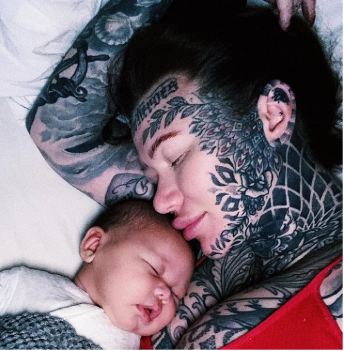 „Czy tatuaże naprawdę jej pasują?”: dziewczyna z największą liczbą tatuaży postanowiła je usunąć, ponieważ chce mieć czyste ciało!