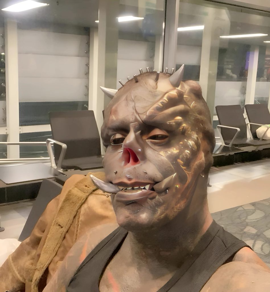 Tatuaże i rogi. Dlaczego ten mężczyzna tak się okaleczył?