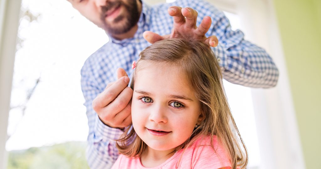 „Tato, ta kelnerka wygląda dokładnie jak mama!” – Milioner odwrócił się i zamarł… Jego żona nie żyła!
