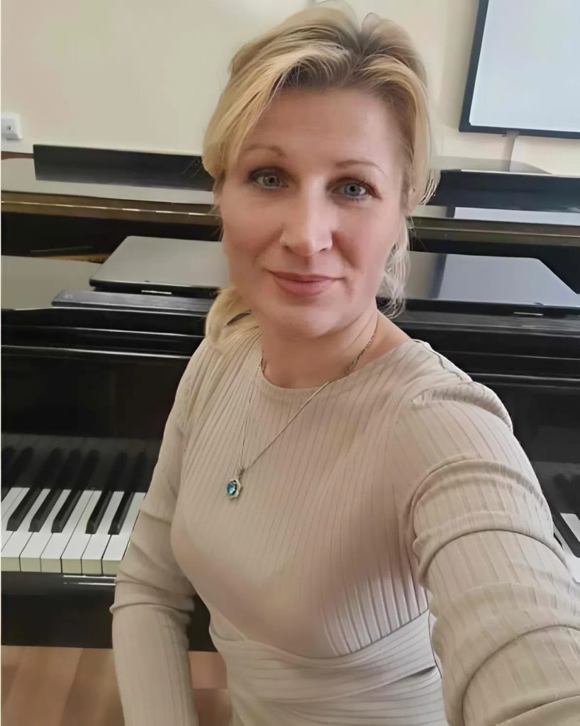 Pokojówka oskarżona o kradzież weszła do sali sądowej sama, ale kiedy na trybunę wyszedł syn milionera, prawda wstrząsnęła całą salą...