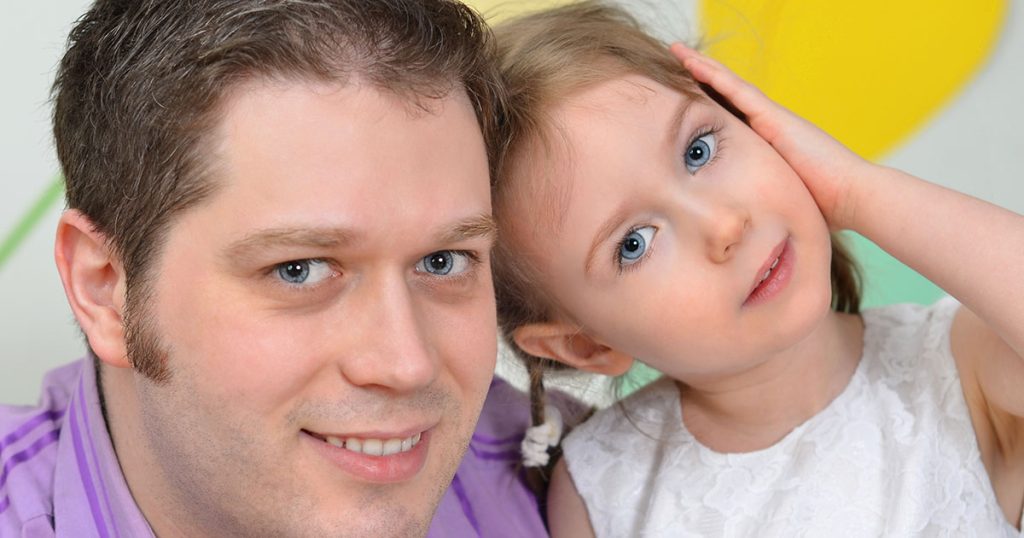 „Tato, ta kelnerka wygląda dokładnie jak mama!” – Milioner odwrócił się i zamarł… Jego żona nie żyła!