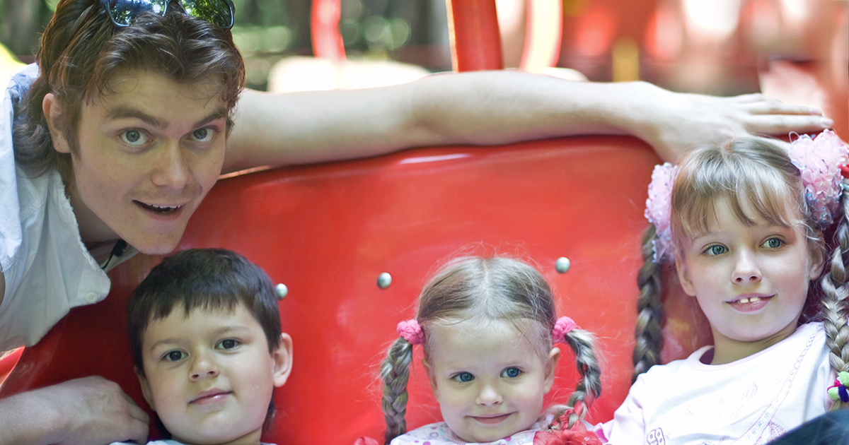 Jego żona odeszła, zostawiając go samego z pięciorgiem dzieci — dziesięć lat później wróciła i oniemiała, widząc, co osiągnął.