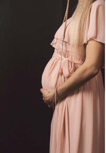 Złapałem żonę mojego brata, kiedy chowała mój prezent ślubny pod sukienką, a to, co ukryła, sprawiło, że zacząłem wątpić w swoje małżeństwo.