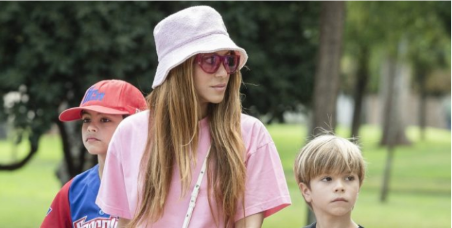 Shakira pojawiła się publicznie z dwójką dzieci, mimo że niedawno rozstała się ze swoim mężem, ale wygląda na bardzo szczęśliwą.