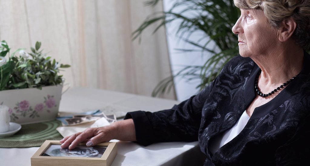 Nazywam się Daphne. Mam 78 lat. Mieszkam w małym ceglanym domku w Leeds w Anglii wraz z mężem Tomem. Od trzech lat jest on chory.