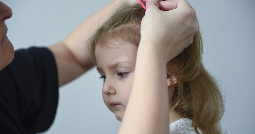 Podczas rozprawy w mojej sprawie rozwodowej sędzia poprosił moją pięcioletnią córkę o złożenie zeznań — jej słowa sprawiły, że cała sala sądowa zamilkła.