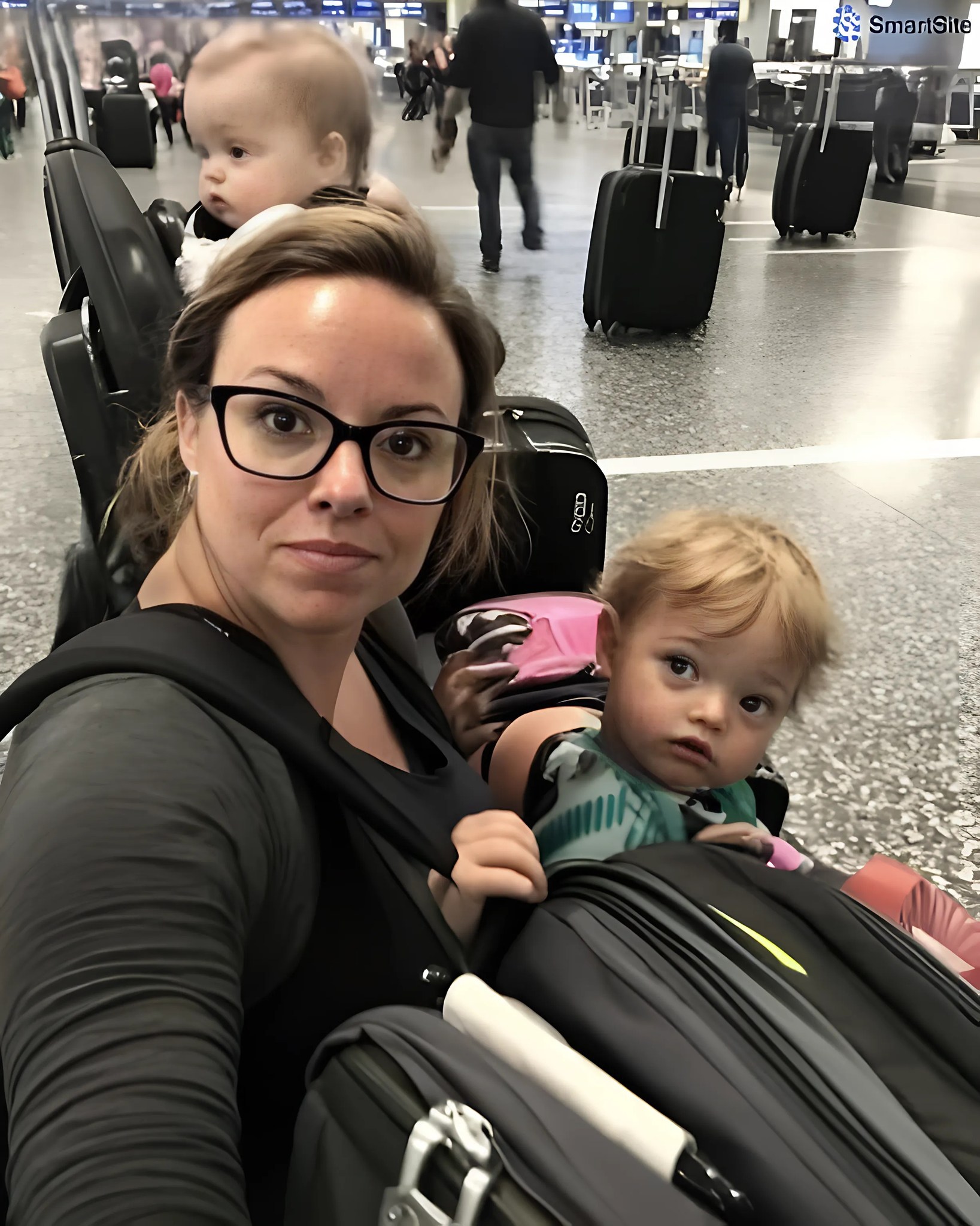 Jeden z pasażerów skarżył się na kobietę z dziećmi w pierwszej klasie — ale słowa pilota pod koniec lotu zmieniły wszystko.