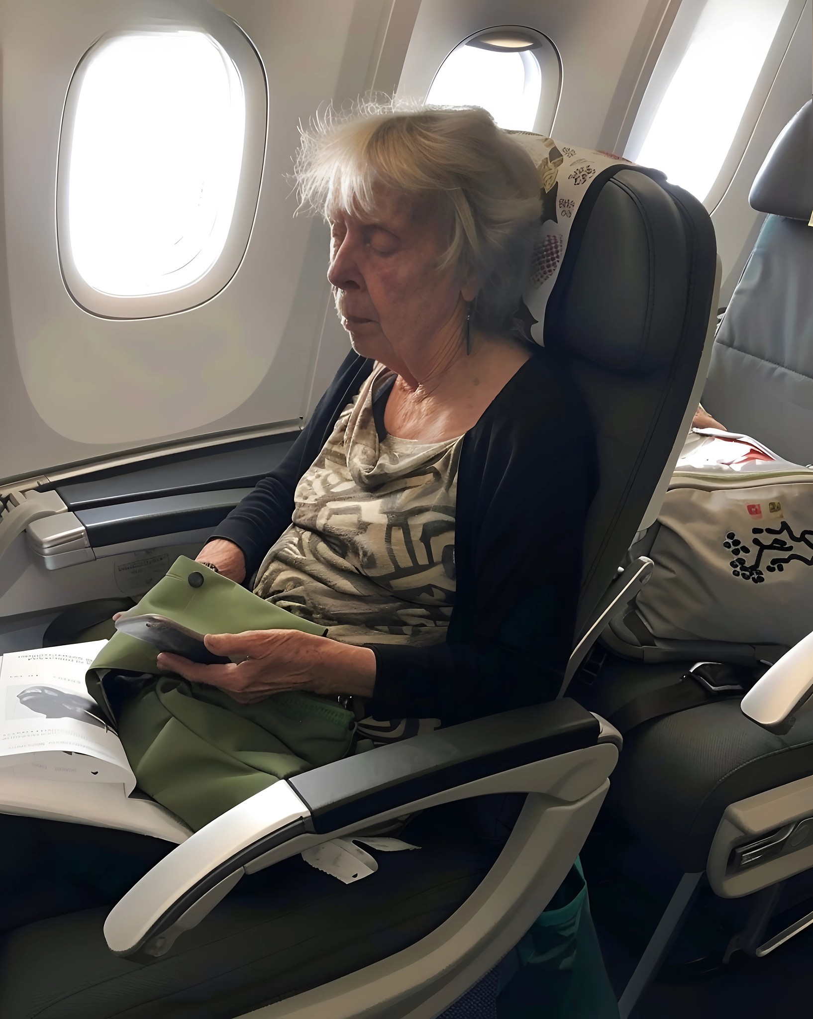 Matka żąda, aby czarnoskóry pasażer ustąpił miejsce — to, co zrobił pilot, zaszokowało wszystkich.