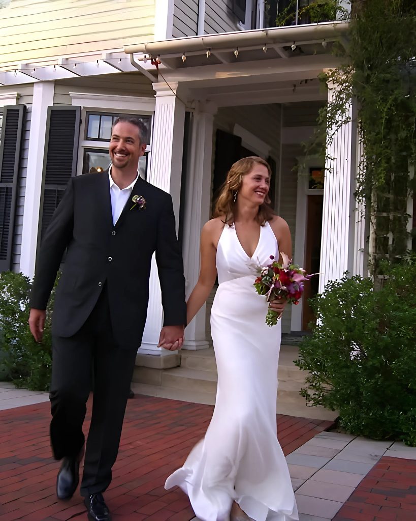 2 Emocjonujące historie o ślubach, które przybrały nieoczekiwany obrót. Mój narzeczony upokorzył mnie przed ołtarzem – po chwili tego pożałował.