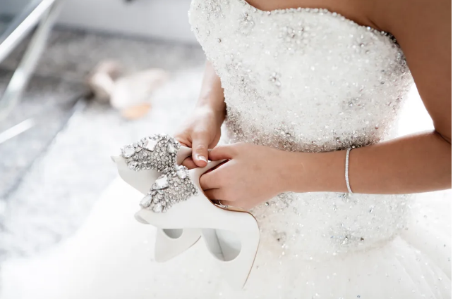 Dzień po tym, jak mój narzeczony zniknął z naszego ślubu, zobaczyłam go podpisującego dokumenty w biurze mojego ojca.