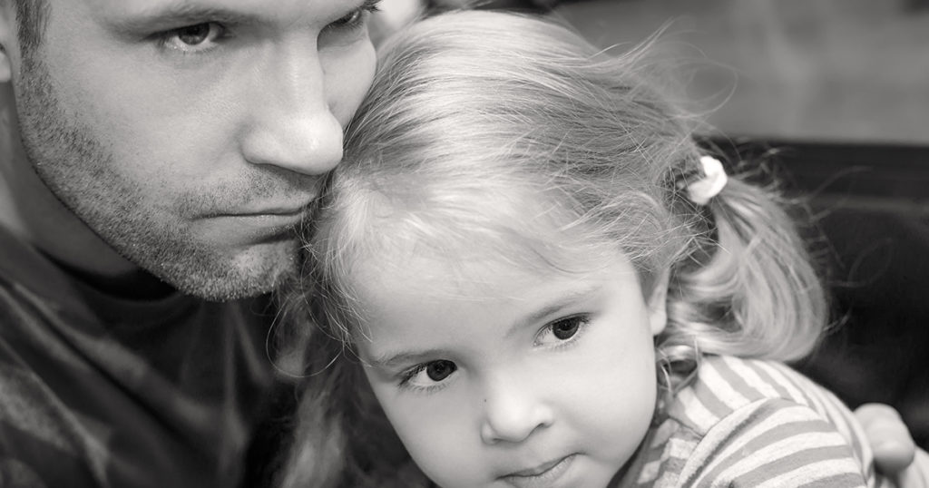 „Tato, ta kelnerka wygląda dokładnie jak mama!” – Milioner odwrócił się i zamarł… Jego żona nie żyła!