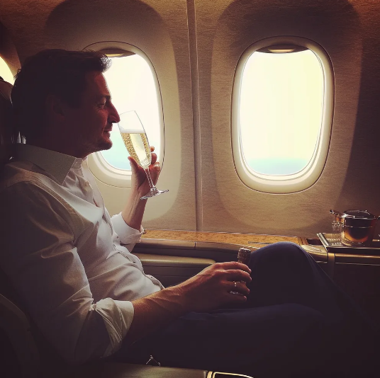 Mój mąż zostawił nas z dzieckiem w klasie ekonomicznej, a sam poszedł do klasy biznesowej — i po kilku dniach bardzo tego żałował.