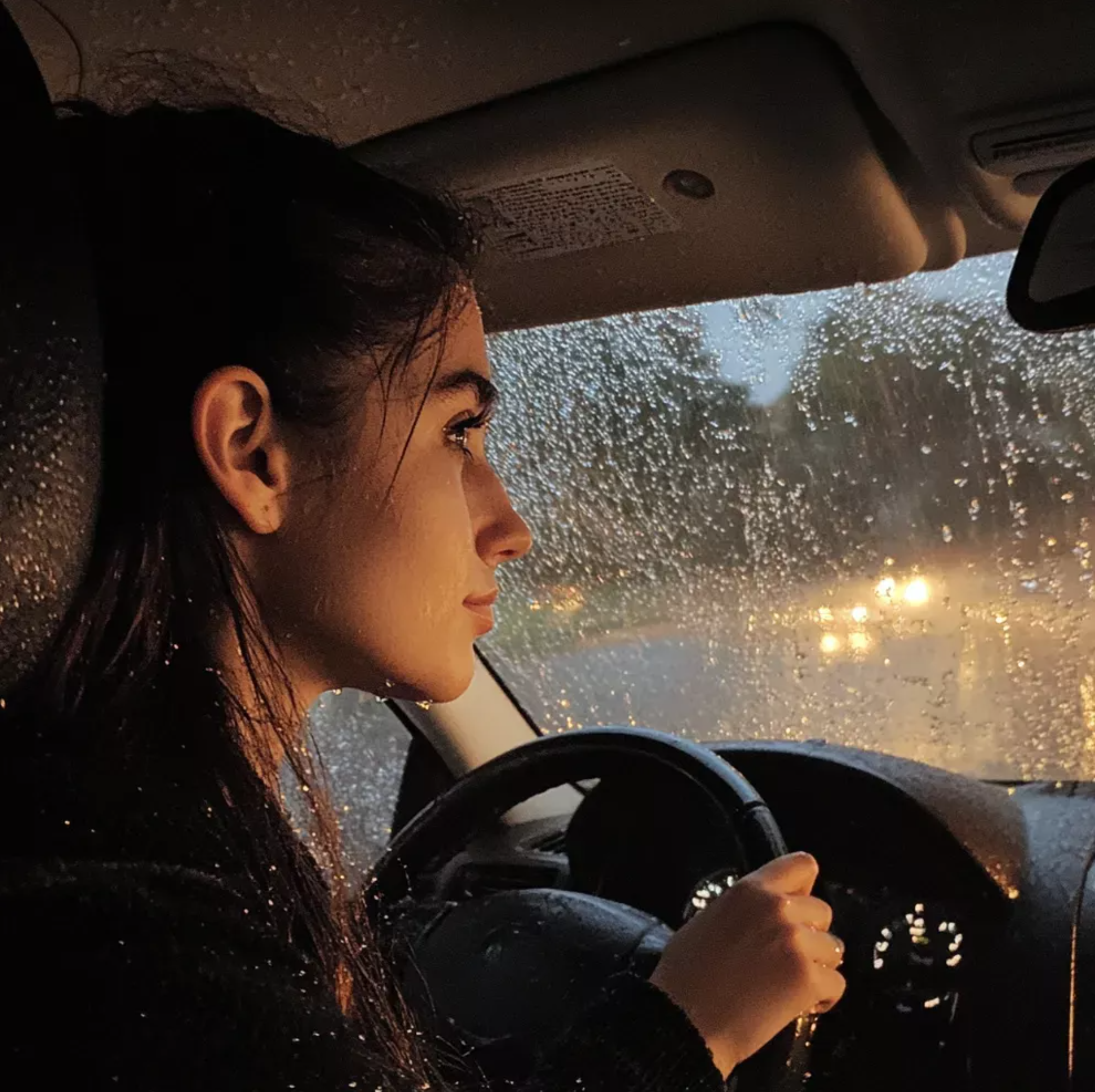 Człowiek, którego uratowałem podczas burzy 20 lat temu, zapukał wczoraj do moich drzwi.