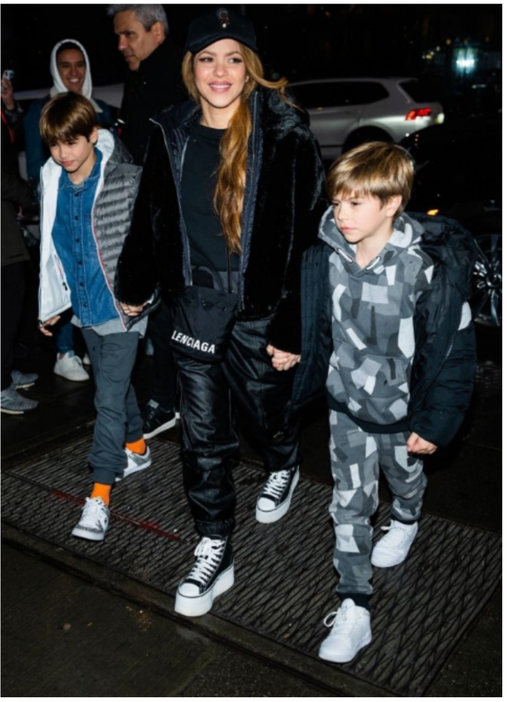 Shakira pojawiła się publicznie z dwójką dzieci, mimo że niedawno rozstała się ze swoim mężem, ale wygląda na bardzo szczęśliwą.