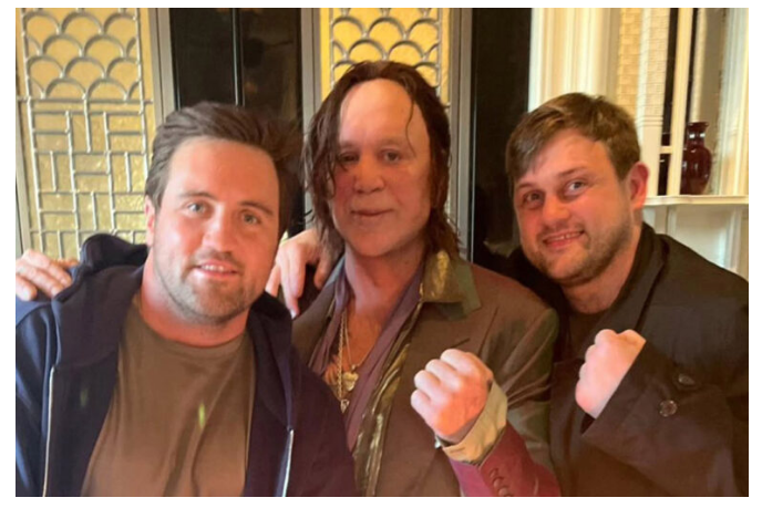 W latach 80. większość magazynów pisała o tym, że bardzo zazdroszczą mu atrakcyjnego wyglądu, ponieważ przyciąga on kobiety. Teraz sam zniszczył sobie twarz.