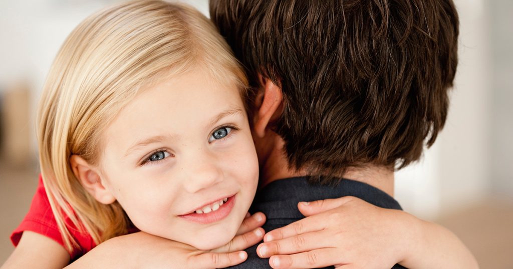 „Tato, ta kelnerka wygląda dokładnie jak mama!” – Milioner odwrócił się i zamarł… Jego żona nie żyła!