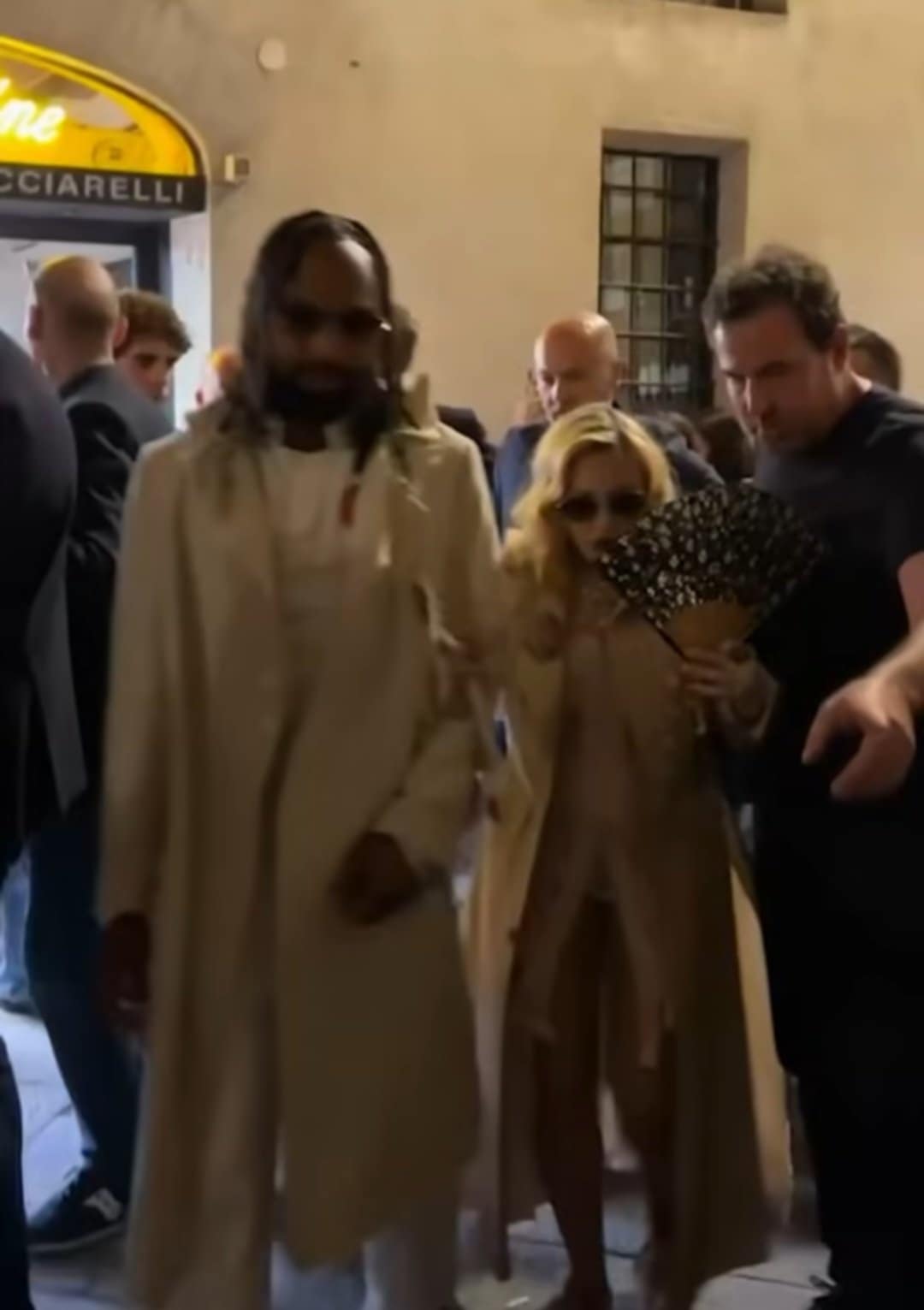 „Mąż, który zostanie opiekunem”. Widzowie potępiają wybór Madonny.