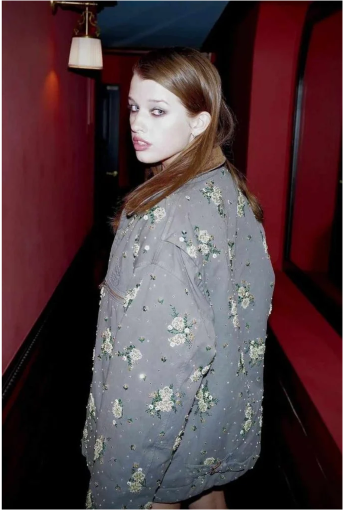 16-letnia córka Jovovich jest kopią swojej sławnej matki. Cóż za piękność!