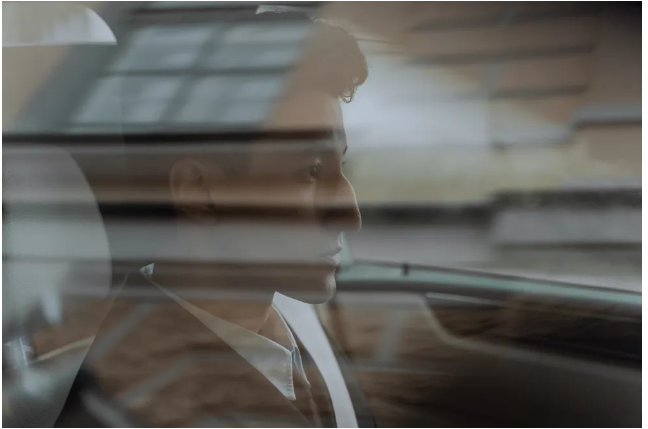 Dzień po tym, jak mój narzeczony zniknął z naszego ślubu, zobaczyłam go podpisującego dokumenty w biurze mojego ojca.